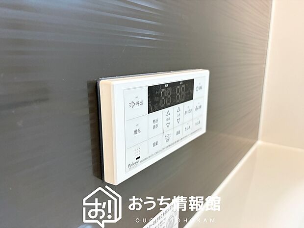 【給湯器リモコン】温度調整機能はもちろん、見やすいボタン配置でお湯はり・追い炊きが簡単操作可能です。