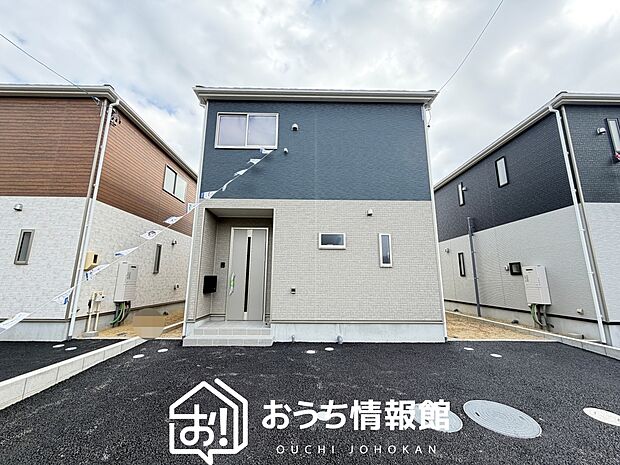 【現地写真(外観)【2号地】】軽くて火災に強い屋根材を採用し、地震時の建物への負担や揺れを軽減しています。