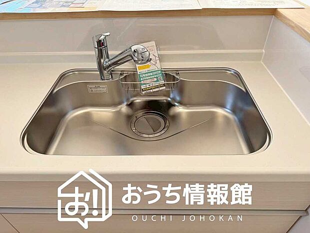 【浄水器内臓ハンドシャワー付シンク】広々とした凸型シンクに洗剤ポケットを標準装備。すっきり収納できます。
また、蛇口の先端に浄水器を内蔵しているため場所をとりません。