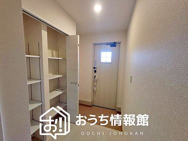 【現地写真（玄関）】玄関には、大型のシューズ収納を設置しています。