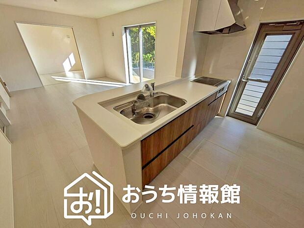 【現地写真（キッチン）】収納たっぷりのシステムキッチン、浄水器付水栓を標準装備しています。