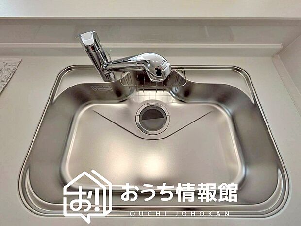 【浄水器内臓ハンドシャワー付シンク】広々とした凸型シンクに洗剤ポケットを標準装備。すっきり収納できます。
また、蛇口の先端に浄水器を内蔵しているため場所をとりません。
