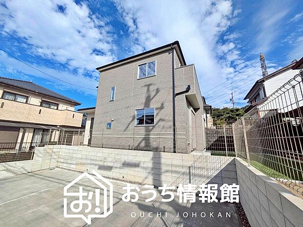 【現地写真（外観）】雨で汚れを落とし、耐久性・耐候性に優れた外壁を使用しています。