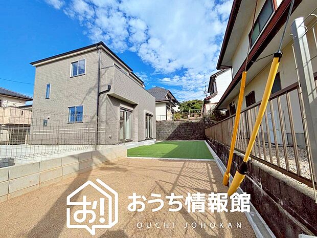 【現地写真（外観）】軽くて火災に強い屋根材を採用し、地震時の建物への負担や揺れを軽減しています。