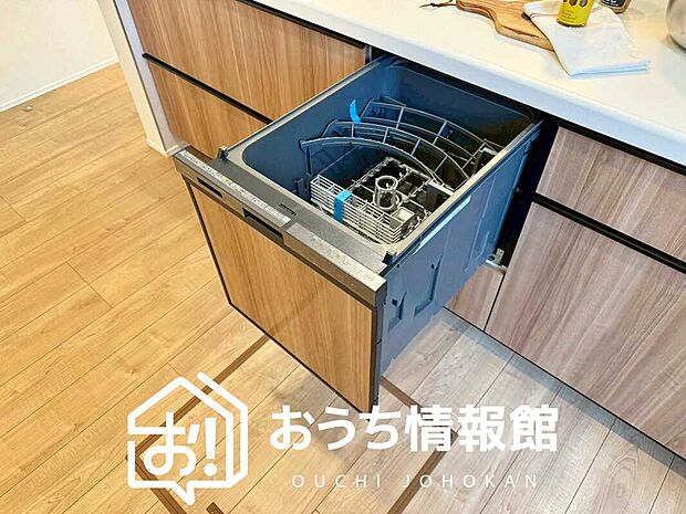 【食器洗い乾燥機】食後の時間にゆとりを与えてくれる食器洗い乾燥機。
操作ボタンも上面にあるので、腰をかがめずに操作ができラクラクです。