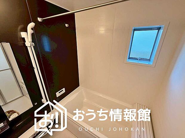 【現地写真(浴室)】浴室暖房乾燥機付き。1坪タイプで広々です。