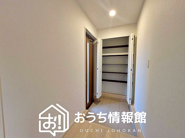 【現地写真（玄関）】玄関には、大型のシューズ収納を設置しています。