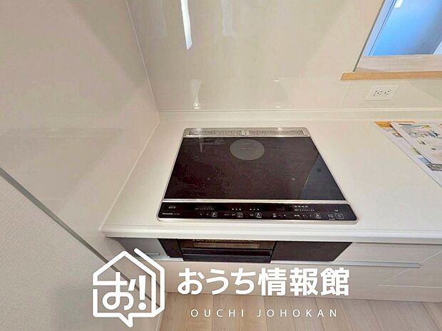 【ビルトインコンロ】フラットな構造で清掃性が高く、過熱防止センサー付３口タイプで日頃の家事も快適です。