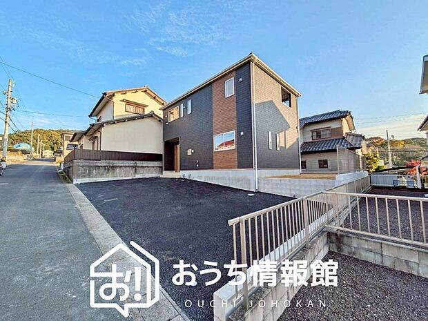 【現地写真（前道含む外観）】健康被害に配慮したもっとも安全性の高い建材を採用し、シックハウス対策をしております。