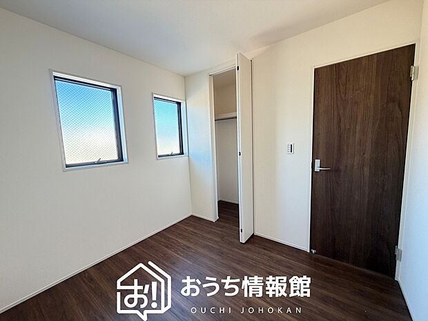 【現地写真（洋室）】木目の美しさを際立たせるシンプルデザインの建具を使用しています。