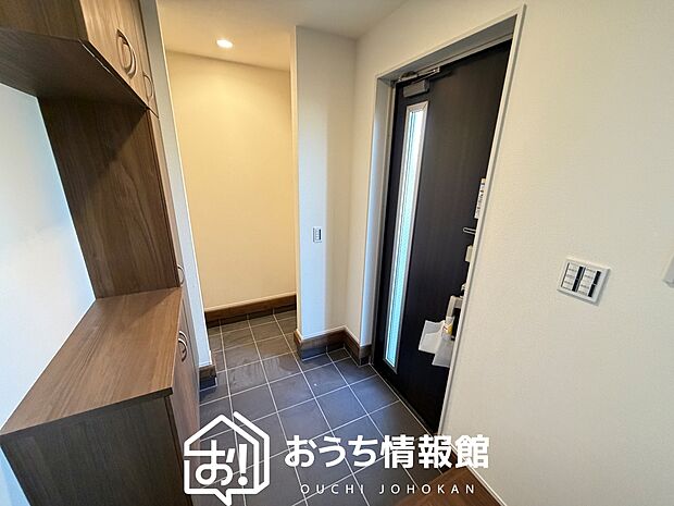 【現地写真（玄関）】玄関には、大型のシューズ収納を設置しています。