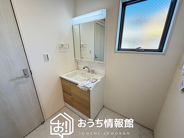 【洗面台・洗面所】鏡の両サイドは、必要なものを取出しやすく、大きな鏡面で朝の準備も快適。
使いやすいリフトアップ機能付きのシングルレバーシャワー水栓付です。