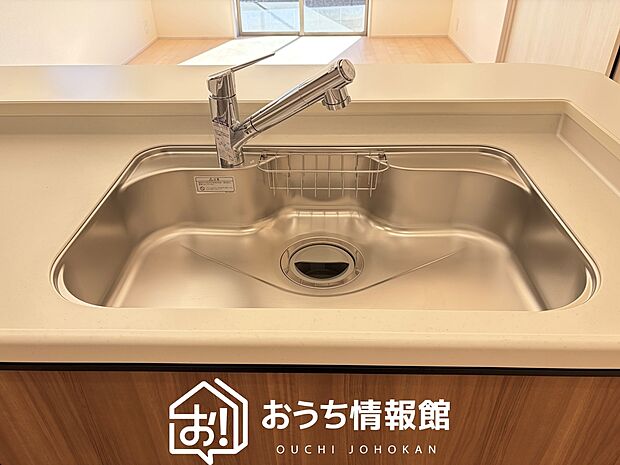 【浄水器内臓型ハンドシャワー付シンク】傷や汚れが付きにくい静音仕様の全面エンボス加工シンク。
また、蛇口の先端に浄水器を内蔵。浄水シャワーが使える毎分4リットルのたっぷり浄水。
