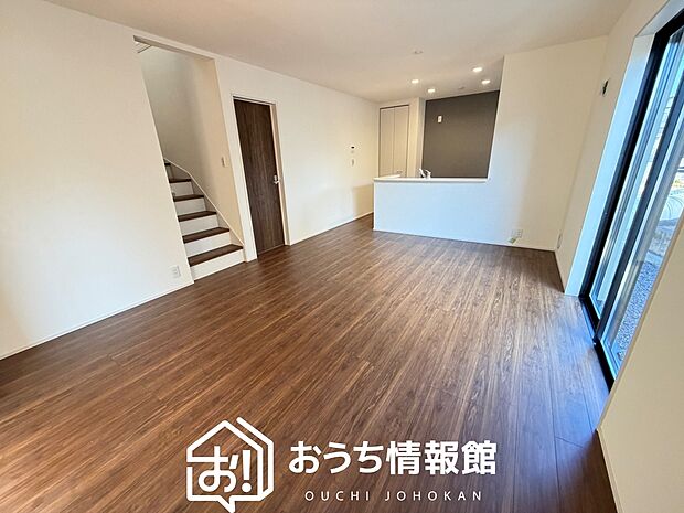 【現地写真（リビング）】フローリング材には、木目、色調など木材特有の風合いがあり、ナチュラルな美しさになっています。