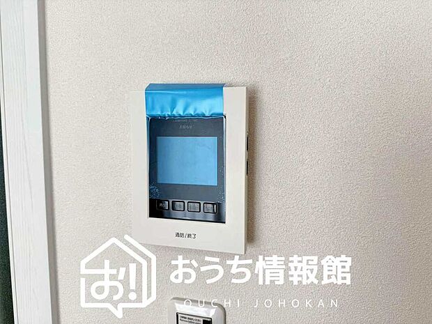 【TVモニター付インターホン】来訪者を画像と音声で確認できる、防犯性に優れた安心のシステム。
スッキリしたデザインで、誰でも簡単に操作できます。