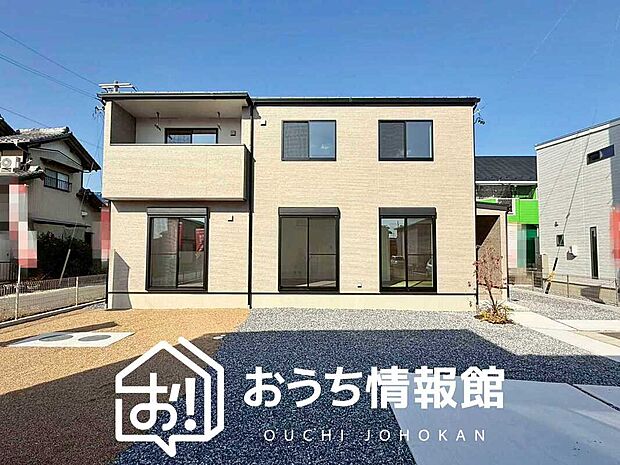 【現地写真(外観)【B号地】】軽くて火災に強い屋根材を採用し、地震時の建物への負担や揺れを軽減しています。