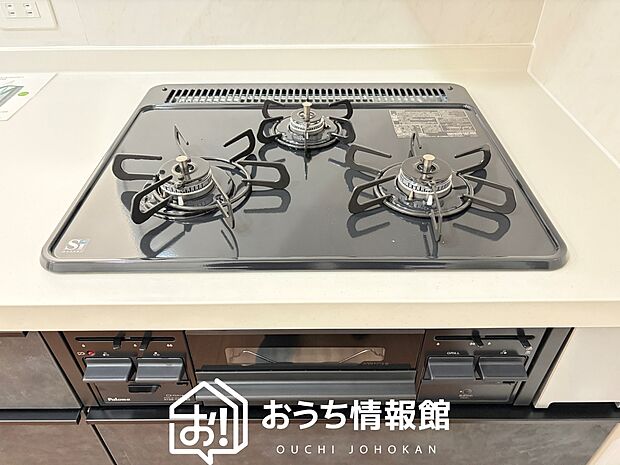 【ビルトインコンロ】フラットな構造で清掃性が高く、過熱防止センサー付3口タイプで日頃の家事も快適です。