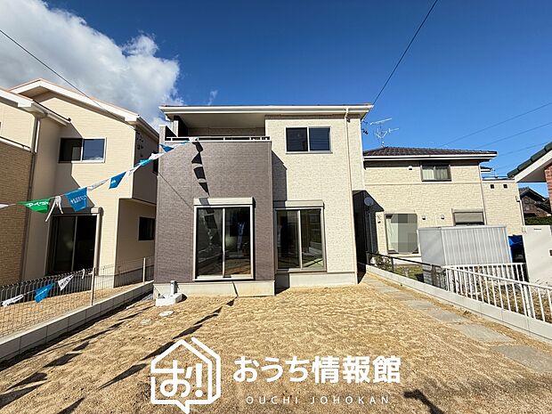 【現地写真(外観)【2号地】】軽くて火災に強い屋根材を採用し、地震時の建物への負担や揺れを軽減しています。