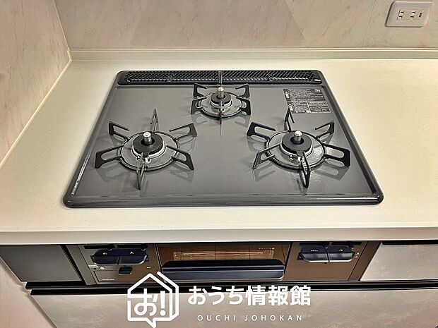 【ビルトインコンロ】フラットな構造で清掃性が高く、過熱防止センサー付３口タイプで日頃の家事も快適です。