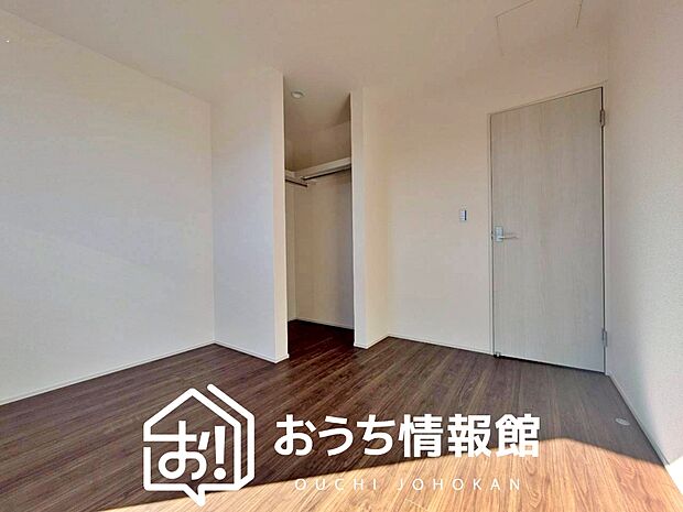 【現地写真（洋室）】木目の美しさを際立たせるシンプルデザインの建具を使用しています。