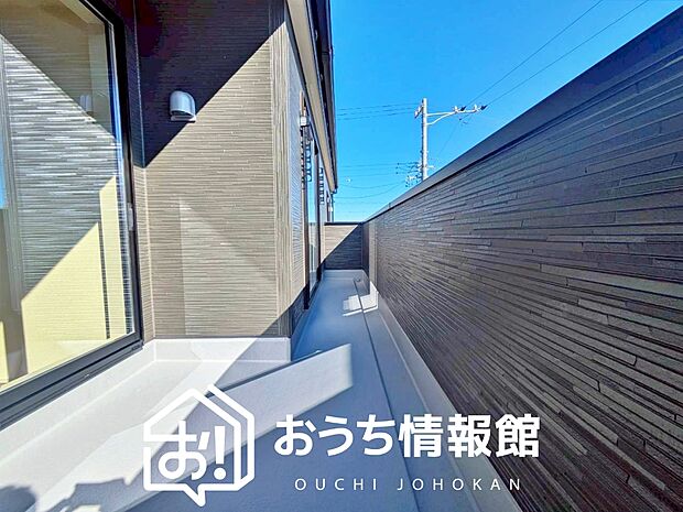 【バルコニー】奥行きが広く、洗濯物をゆったりと干せる十分な広さで、家族の洗濯も捗ります。