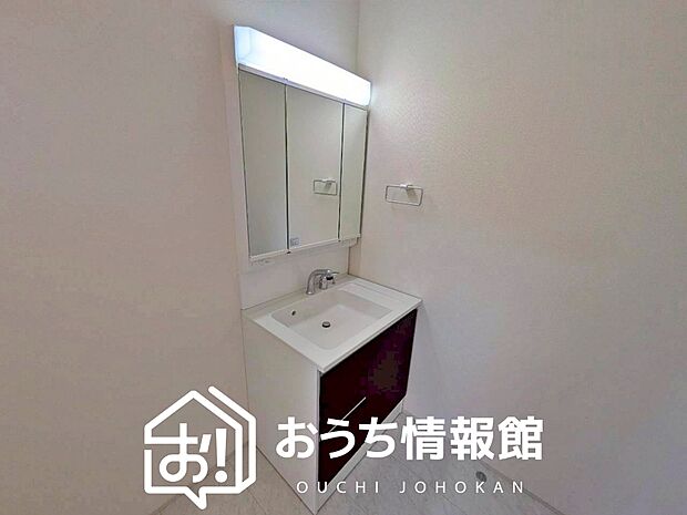 【洗面台・洗面所】鏡の両サイドは、必要なものを取出しやすく、大きな鏡面で朝の準備も快適。
使いやすいリフトアップ機能付きのシングルレバーシャワー水栓付です。