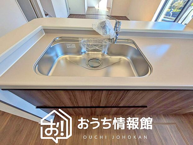【浄水器内臓型ハンドシャワー付シンク】傷や汚れが付きにくい静音仕様の全面エンボス加工シンク。
また、蛇口の先端に浄水器を内蔵。浄水シャワーが使える毎分4リットルのたっぷり浄水。