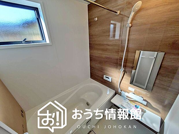 【現地写真（浴室）】浴室暖房乾燥機付き。１坪タイプで広々です。