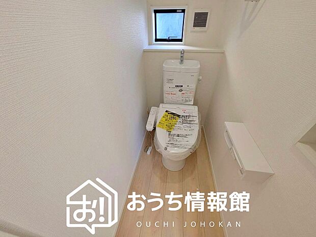 【トイレ】汚れてもサッとひと拭きでお手入れ簡単、エコ仕様の温水洗浄便座付きのトイレです。
バリアフリーにも配慮しています。
