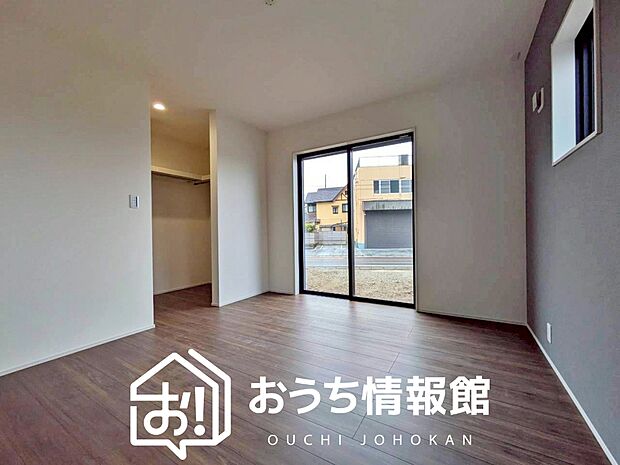 【現地写真（寝室）】木目の美しさを際立たせるシンプルデザインの建具を使用しています。