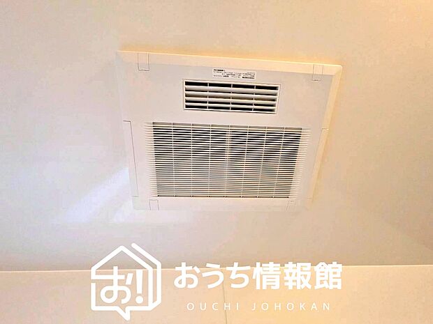 【電気式浴室暖房換気乾燥機】寒い冬場はあたたかく、暑い夏場は扇風機のような心地よさです。
雨の日は、浴室が衣類乾燥スペースになります。