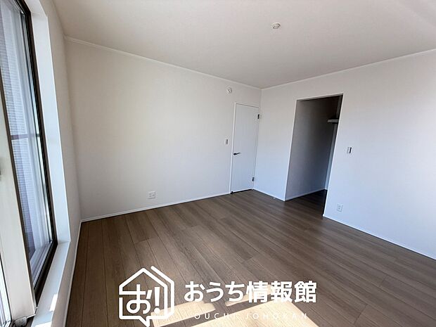 【現地写真（寝室）】木目の美しさを際立たせるシンプルデザインの建具を使用しています。