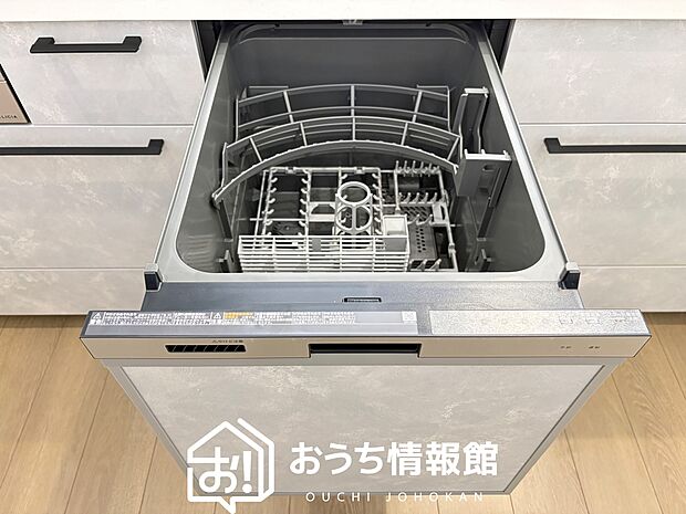 【食器洗い乾燥機】食後の時間にゆとりを与えてくれる食器洗い乾燥機。
操作ボタンも上面にあるので、腰をかがめずに操作ができラクラクです。