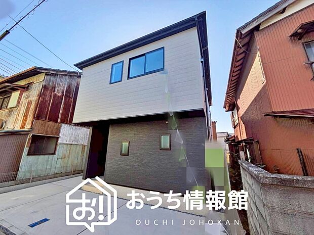 【現地写真（外観）】雨で汚れを落とし、耐久性・耐候性に優れた外壁を使用しています。