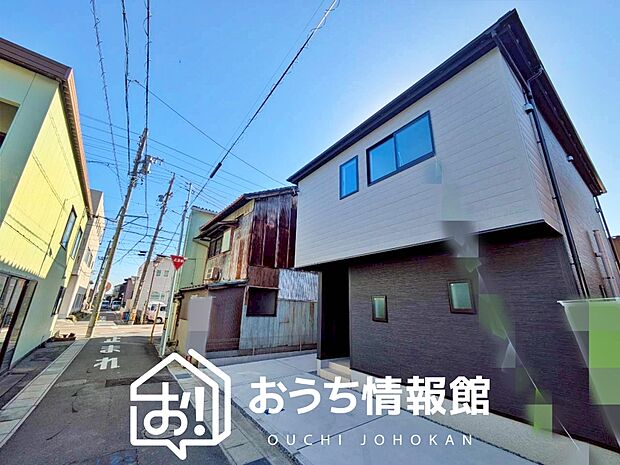 【現地写真（前道含む外観）】軽くて火災に強い屋根材を採用し、地震時の建物への負担や揺れを軽減しています。
