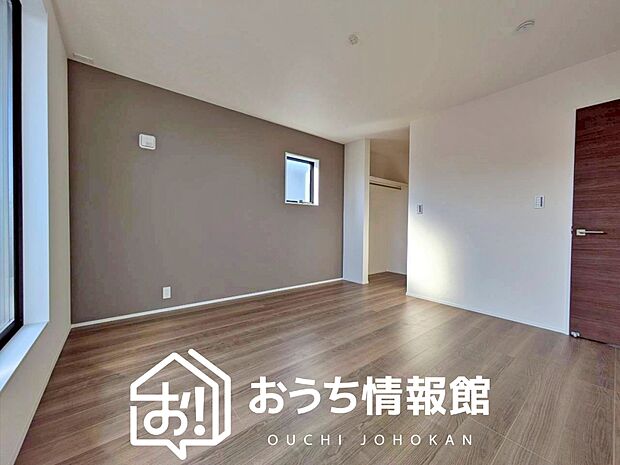 【現地写真（寝室）】木目の美しさを際立たせるシンプルデザインの建具を使用しています。