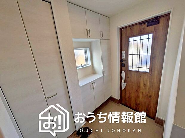 【現地写真(玄関)】玄関には、大型のシューズ収納を設置しています。