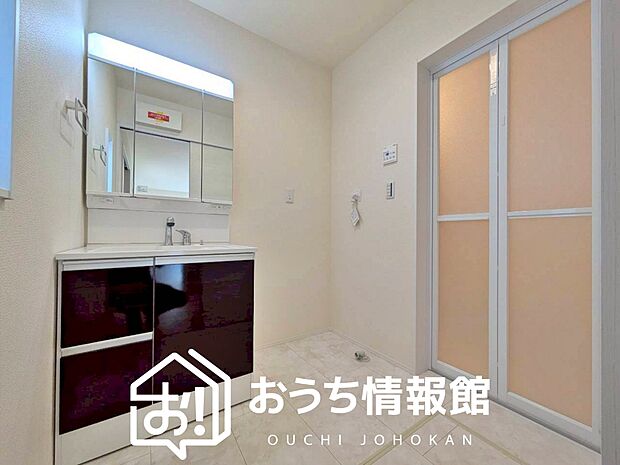 【洗面台・洗面所】鏡の両サイドは、必要なものを取出しやすく、大きな鏡面で朝の準備も快適。
使いやすいリフトアップ機能付きのシングルレバーシャワー水栓付です。