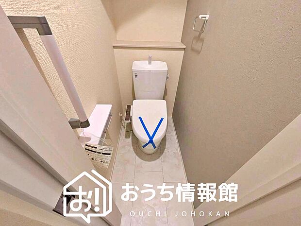 【トイレ】汚れてもサッとひと拭きでお手入れ簡単、エコ仕様の温水洗浄便座付きのトイレです。
バリアフリーにも配慮しています。