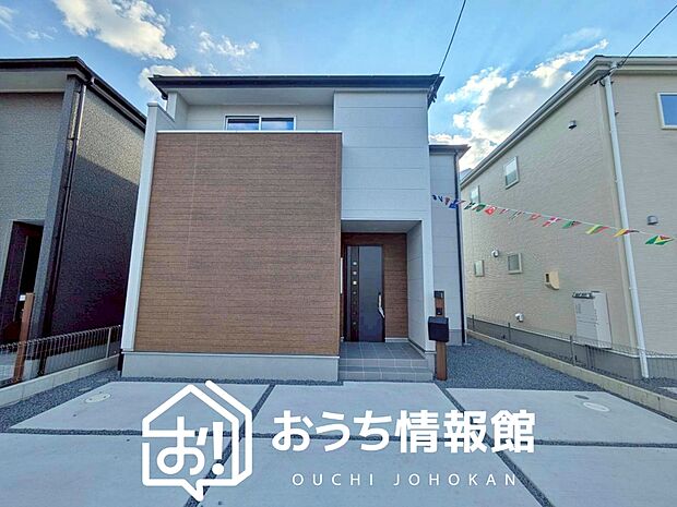 【現地写真(外観)【2号地】】軽くて火災に強い屋根材を採用し、地震時の建物への負担や揺れを軽減しています。