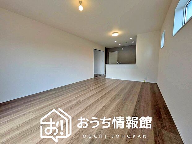 【現地写真(リビング)】フローリング材には、木目、色調など木材特有の風合いがあり、ナチュラルな美しさになっています。