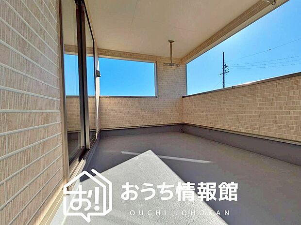 【バルコニー】奥行きが広く、洗濯物をゆったりと干せる十分な広さで、家族の洗濯も捗ります。