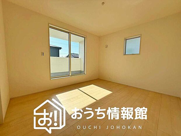 【現地写真(寝室)】木目の美しさを際立たせるシンプルデザインの建具を使用しています。