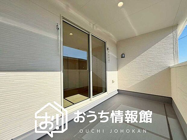 【バルコニー】奥行きが広く、洗濯物をゆったりと干せる十分な広さで、家族の洗濯も捗ります。