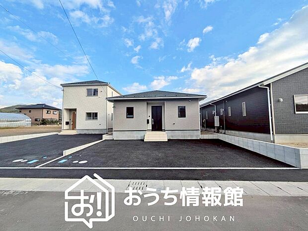 【現地写真（外観）【２号地】】軽くて火災に強い屋根材を採用し、地震時の建物への負担や揺れを軽減しています。