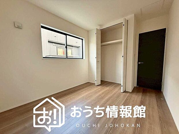 【現地写真(寝室)】木目の美しさを際立たせるシンプルデザインの建具を使用しています。