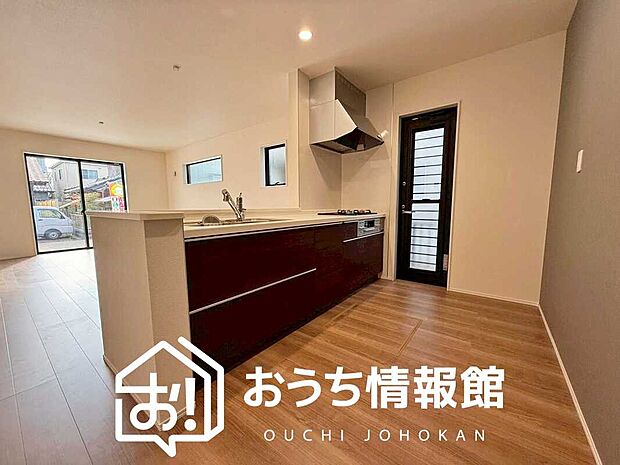 【現地写真(キッチン)】収納たっぷりのシステムキッチン、浄水器付水栓を標準装備しています。