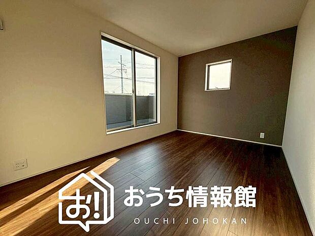 【現地写真（寝室）】木目の美しさを際立たせるシンプルデザインの建具を使用しています。