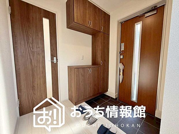 【現地写真（玄関）】玄関には、大型のシューズ収納を設置しています。