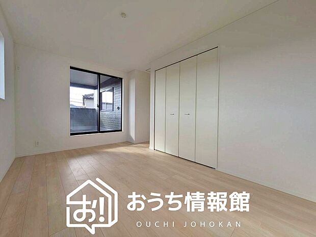 【現地写真（寝室）】木目の美しさを際立たせるシンプルデザインの建具を使用しています。